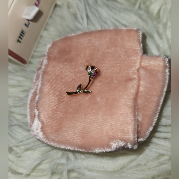 The Last Line Mini Teddy Flower Earring Gold ๐ - Picture 8 of 9